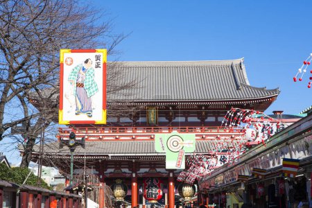 Téléchargez les photos : De nombreux visiteurs se sont rassemblés dans un ancien sanctuaire japonais pendant les vacances - en image libre de droit