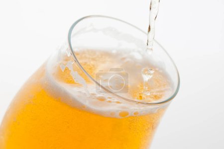 Téléchargez les photos : Un verre de bière versé dans un verre - en image libre de droit