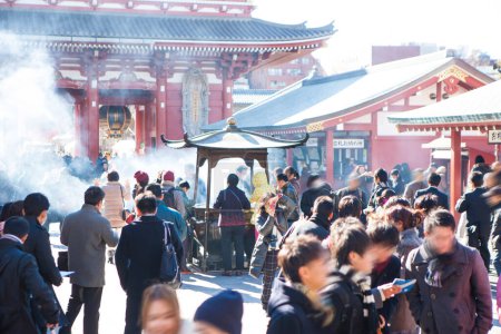 Téléchargez les photos : Des foules de vacances se pressent dans un ancien sanctuaire japonais - en image libre de droit