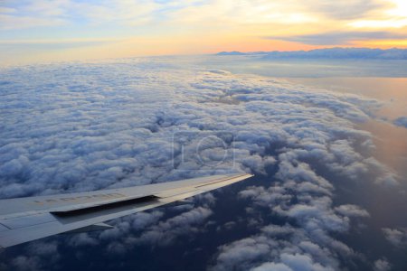 Téléchargez les photos : Vue aérienne de la ville depuis l'avion - en image libre de droit