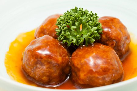 Téléchargez les photos : Vue rapprochée de délicieuses boulettes de viande avec sauce savoureuse dans un bol - en image libre de droit