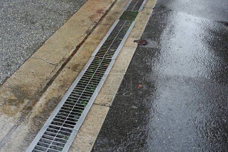 Téléchargez les photos : Pluie mouillée sur le trottoir de la ville - en image libre de droit