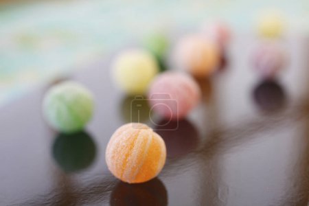 Foto de Vista de cerca de deliciosos caramelos coloridos, enfoque selectivo - Imagen libre de derechos