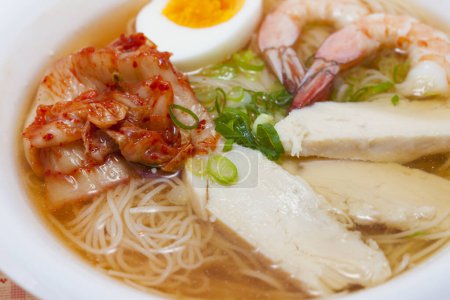 Téléchargez les photos : Nouilles au kimchi, oeuf, crevettes et viande - en image libre de droit