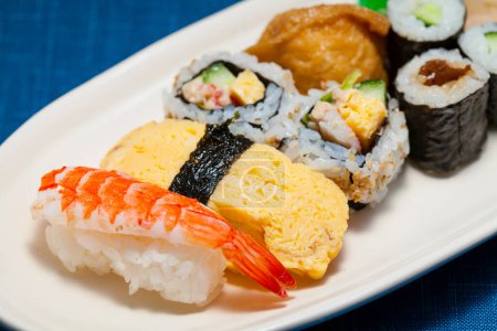 Téléchargez les photos : Ensemble avec des rouleaux de sushi, cuisine japonaise - en image libre de droit