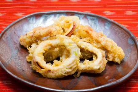 Foto de Camarones fritos tempura comida japonesa en el plato sobre la mesa - Imagen libre de derechos