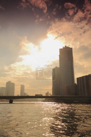 Foto de Río Sumida y horizonte de la ciudad al atardecer. Tokio, Japón. - Imagen libre de derechos