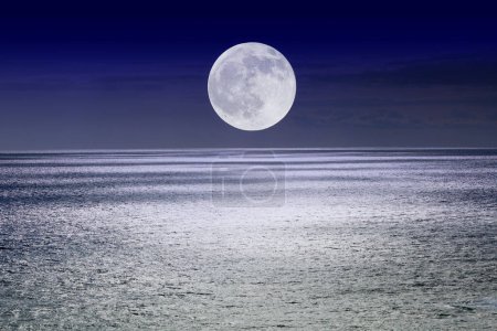 Foto de Hermosa luna llena y océano en el fondo de la naturaleza - Imagen libre de derechos