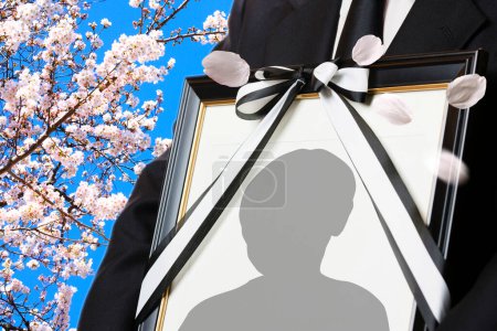 Téléchargez les photos : Vue rapprochée de la personne tenant un cadre funéraire avec silhouette homme - en image libre de droit