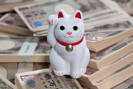 Téléchargez les photos : Billets en yen japonais et chat Maneki-neko, symbole de chance et de richesse - en image libre de droit