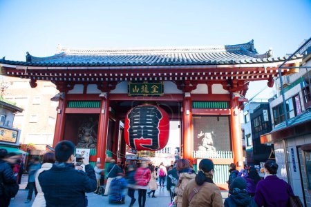 Téléchargez les photos : Ancien sanctuaire japonais animé avec des visiteurs de vacances - en image libre de droit