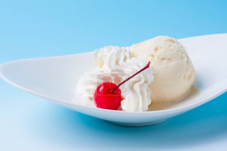Téléchargez les photos : Glace à la vanille avec sirop de vanille et cerises sur plaque blanche - en image libre de droit