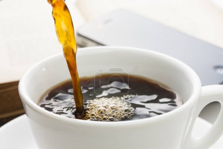 Téléchargez les photos : Une tasse de café noir sur le fond, gros plan - en image libre de droit