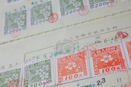 Téléchargez les photos : Gros plan des timbres postaux japonais sur l'enveloppe - en image libre de droit