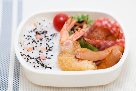 Téléchargez les photos : Fried shrimps with rice and vegetables - en image libre de droit