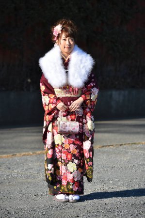 Téléchargez les photos : Portrait d'une jeune femme japonaise portant un kimono et un col en fourrure - en image libre de droit