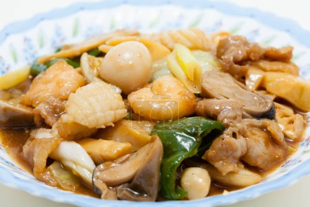 Téléchargez les photos : Vue rapprochée de délicieux plats asiatiques, mélanger les fruits de mer frits - en image libre de droit
