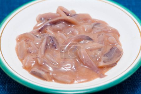 Téléchargez les photos : Cuisine japonaise, Shiokara, nourriture faite à partir de divers animaux marins salés, viscères fermentés. Cacahuètes salées - en image libre de droit