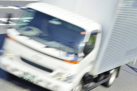 Téléchargez les photos : Grand camion blanc conduisant sur la route, flou de mouvement - en image libre de droit