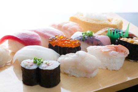 Téléchargez les photos : Sushi frais traditionnel sur la table - en image libre de droit