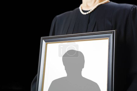 Nahaufnahme von Person mit Bestattungsrahmen mit Mann-Silhouette 