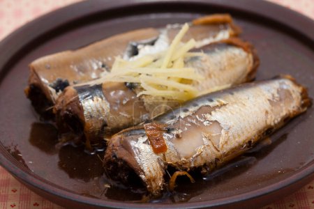 Foto de Primer plano del plato con sardinas enlatadas y especias - Imagen libre de derechos