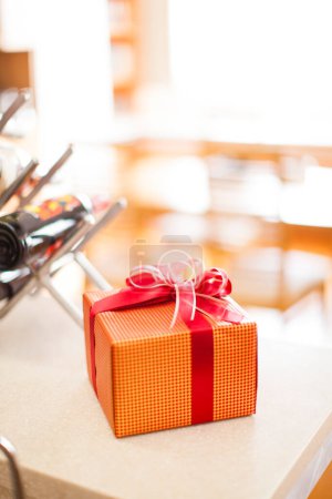 Téléchargez les photos : Boîte cadeau avec arc et ruban sur fond - en image libre de droit