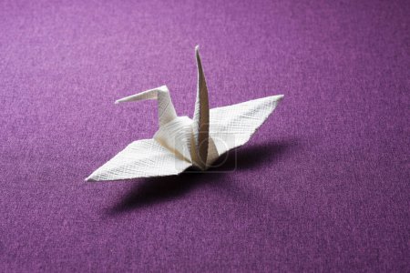 Foto de Papel origami pájaro sobre fondo, de cerca - Imagen libre de derechos