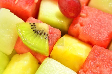 Foto de Primer plano de ensalada de frutas frescas con sandía, piña, uvas y kiwis - Imagen libre de derechos