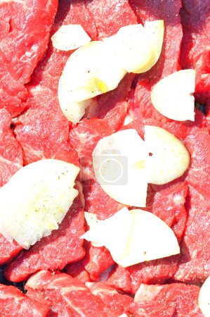 Téléchargez les photos : Raw fresh meat and onions for background, close up - en image libre de droit