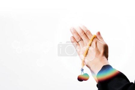 Téléchargez les photos : Femme priante avec les mains et les paumes jointes tenant le chapelet, concept de foi, spiritualité et religion - en image libre de droit