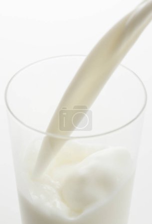 Téléchargez les photos : Un verre de lait versé dans un verre - en image libre de droit
