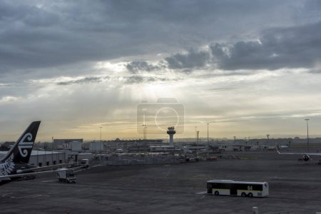 Téléchargez les photos : Terminal de l'aéroport au coucher du soleil sur fond de terminal - en image libre de droit