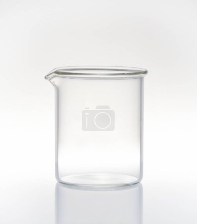 Foto de Frasco de vidrio vacío aislado sobre fondo blanco - Imagen libre de derechos