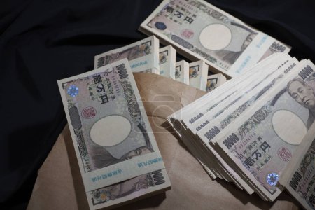 Foto de Moneda japonesa, pila de billetes de yen en bolsa de papel - Imagen libre de derechos