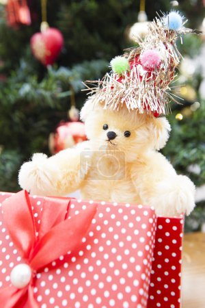 Téléchargez les photos : Vue rapprochée de mignon ours en peluche drôle dans le chapeau de Noël. nouvelle année vacances concept. - en image libre de droit