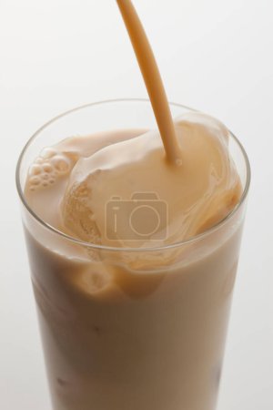 Foto de Un vaso de café con leche y hielo - Imagen libre de derechos
