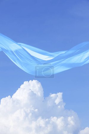 Téléchargez les photos : Fond bleu ciel avec nuages et tissu ondulant - en image libre de droit