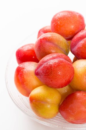 Téléchargez les photos : Pile de prunes fraîches mûres dans un bol - en image libre de droit