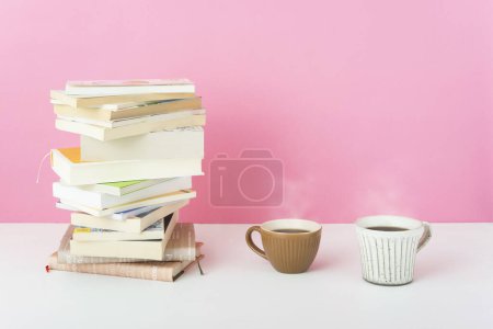 Téléchargez les photos : Tasses de café avec des livres sur fond, gros plan - en image libre de droit