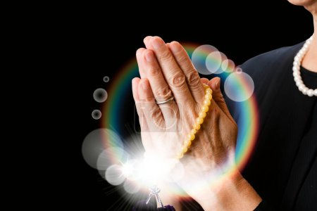 Foto de Mujer rezando con las manos y las palmas juntas sosteniendo el rosario, concepto de fe, espiritualidad y religión - Imagen libre de derechos