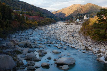Téléchargez les photos : Vue sur la rivière en automne dans les montagnes - en image libre de droit