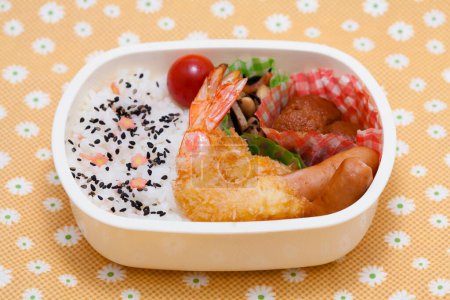 Téléchargez les photos : Fried shrimps with rice and vegetables - en image libre de droit