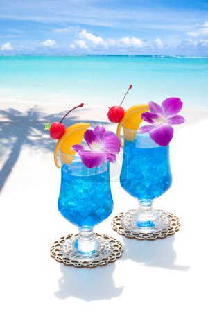 Foto de Dos vasos con cócteles en una playa tropical - Imagen libre de derechos