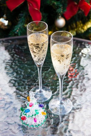 Téléchargez les photos : Verres de champagne et décorations de Noël festives, gros plan - en image libre de droit