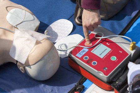 Téléchargez les photos : Procédure médicale d'entraînement RCR - Démonstration de compressions thoraciques sur poupée RCR - en image libre de droit