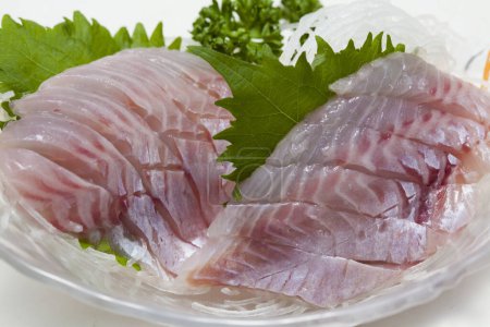 Téléchargez les photos : Savoureux poisson sashimi sur assiette sur fond - en image libre de droit