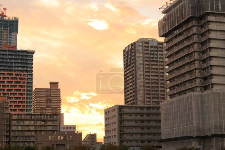 Foto de Skyline de la ciudad durante la puesta del sol. Tokio, Japón. - Imagen libre de derechos