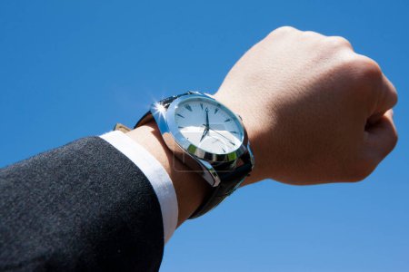 Foto de Primer plano de hombre de negocios en reloj de pulsera - Imagen libre de derechos