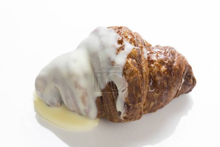 Téléchargez les photos : Gros plan d'un croissant à la crème sur fond blanc - en image libre de droit